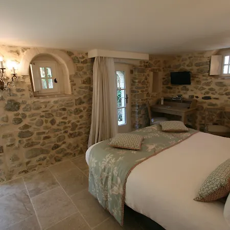Hotel Chateau Les Oliviers De Salettes 5*